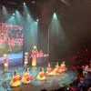 Chương trình nghệ thuật tại buổi ra mắt bộ sách "Tinh hoa dạy con." (Ảnh: Minh Thu/Vietnam+)
