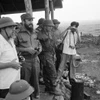 Đồng chí Fidel Castro, Bí thư thứ nhất Ban Chấp hành Trung ương Đảng Cộng sản Cuba, Thủ tướng Chính phủ Cách mạng Cuba thị sát Căn cứ quân sự Tân Lâm - Dốc Miếu trên Hàng rào điện tử McNamara, bị quân và dân miền Nam phá hủy (ngày 15/9/1973). Ảnh: TTXVN
