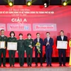 Chủ tịch Hội Nhà báo Việt Nam, Tổng Biên tập báo Nhân Dân Lê Quốc Minh và Phó Bí thư Thường trực Thành ủy Hà Nội Nguyễn Thị Tuyến trao Giải A cho các tác giả. (Ảnh: Văn Điệp/TTXVN)