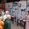 Đại biểu nghe thuyết minh trưng bày để hiểu sâu sắc về tinh thần đấu tranh kiên cường trong lao tù, sự hy sinh anh dũng của những người con ưu tú cho nền độc lập tự do của Tổ quốc. (Ảnh: Thanh Tùng/TTXVN)