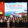 Thủ tướng Phạm Minh Chính chụp ảnh lưu niệm cùng các chiến sỹ Điện Biên, thanh niên xung phong, dân công hỏa tuyến. (Ảnh: Minh Anh/Vietnam+)
