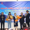 Lãnh đạo Hội Nhà văn Việt Nam trao giải cho các tác giả. (Ảnh: CTV/Vietnam+)