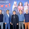 Ông Lê Quốc Minh, Ủy viên Trung ương Đảng, Phó Trưởng Ban Tuyên giáo Trung ương, Tổng Biên tập Báo Nhân Dân, Chủ tịch Hội Nhà báo Việt Nam (giữa) cùng đội ngũ sản xuất chương trình. (Ảnh: Hà Hải Dương)