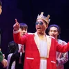 Vở kịch “Bộ quần áo mới của hoàng đế” do các nghệ sỹ Nhà hát Kịch Việt Nam thể hiện. (Ảnh: PV/Vietnam+)