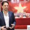 Nhạc trưởng người Pháp Olivier Ochanine lần đầu tiên tham gia Hòa nhạc quốc gia "Điều còn mãi." (Ảnh: CTV/Vietnam+)