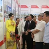 Đại diện Ủy ban Nhân dân thành phố Hải Phòng và Viện Pháp Việt Nam tham quan triển lãm. (Ảnh: PV/Vietnam+)