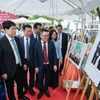 Các đại biểu tham quan triển lãm ảnh về Tổng Bí thư Nguyễn Phú Trọng. (Ảnh: CTV/Vietnam+)