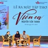 (Từ trái sang) Nhà thơ Nguyễn Tiến Thanh, nhà thơ Lữ Mai và Tiến sỹ ngôn ngữ Đỗ Anh Vũ trong lễ ra mắt tập thơ. (Ảnh: PV/Vietnam+)