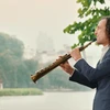 Nghệ sỹ saxophone nổi tiếng thế giới Kenny G đã ghé thăm một số địa danh nổi tiếng của Thủ đô để thực hiện MV. (Ảnh cắt từ clip)
