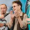 Trong cuộc gặp gỡ báo chí mới đây, nhạc sỹ Đức Huy vui vẻ vỗ tay hát ca khúc mà ông mới sáng tác. (Ảnh: CTV/Vietnam+)