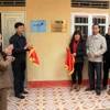 Đại diện Ban biên tập tin Kinh tế - TTXVN và Ngân hàng Viettinbank thực hiện nghi thức bàn giao công trình nhà công năng tại điểm trường Tiểu học thôn Hoàng Lâu, xã Trung Yên, huyện Sơn Dương, tỉnh Tuyên Quang. (Ảnh: Quang Cường/TTXVN)