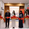 Đại sứ Thụy Sĩ tại Việt Nam Ivo Sieber và Tiến sỹ Phạm Lan Dung, quyền Giám đốc Học viện Ngoại giao Việt Nam cắt băng khánh thành Phòng hội thảo Geneva. (Ảnh: TTXVN phát)