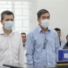 Từ trái sang là bị cáo Trần Khắc Hiệp, Lê Xuân Hoàng. (Ảnh: Doãn Tấn/TTXVN)