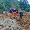Lực lượng cứu hộ làm nhiệm vụ tại hiện trường vụ lở đất ở tỉnh Davao de Oro, Philippines, ngày 7/2/2024. (Ảnh: THX/TTXVN)