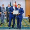 Đại sứ Việt Nam tại Brazil Bùi Văn Nghị trình quốc thư lên Tổng thống Lula da Silva. (Ảnh: TTXVN phát)