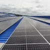 Điện mặt trời mái nhà gắn trên nhà xưởng tại địa bàn tỉnh Bình Dương. (Ảnh: TTXVN phát)