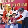 Nhiều du khách tỏ ra thích thú với hoạt động này. (Ảnh: Hồng Hiếu/TTXVN)