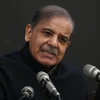 Cựu Thủ tướng Pakistan đồng thời là lãnh đạo đảng Liên đoàn Hồi giáo Pakistan-Nawaz (PML-N) Shehbaz Sharif phát biểu tại cuộc họp báo ở Lahore ngày 13/2/2024. (Ảnh: AFP/TTXVN)