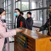 Công dân làm thủ tục xuất nhập cảnh. (Ảnh minh họa: TTXVN phát)