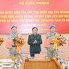 Thượng tướng Hoàng Xuân Chiến, Thứ trưởng Bộ Quốc phòng trao Quyết định của Chủ tịch nước cho các sỹ quan đi thực hiện nhiêm vụ Gìn giữ Hòa bình Liên hợp quốc. (Ảnh: Trọng Đức/TTXVN)