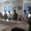 Các cơ quan chức năng thi hành các quyết định của Viện Kiểm sát Nhân dân tỉnh Đắk Lắk tại trụ sở CDC Đắk Lắk. (Ảnh: Tuấn Anh/TTXVN)