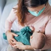Trẻ sơ sinh hưởng miễn dịch từ mẹ bị mắc COVID-19 hoặc đã tiêm phòng