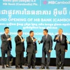Nghi thức chúc mừng tại lễ khai trương ngân hàng thương mại 100% vốn tại Campuchia của MB. (Ảnh: Hoàng Minh/TTXVN)