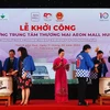 Các đại biểu thực hiện nghi thức đập thùng rượu trong lễ khởi công dự án. (Ảnh: Tường Vi/TTXVN)