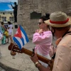 Khách du lịch tham quan khu phố cổ ở thủ đô La Habana, Cuba. (Ảnh: AFP/TTXVN)