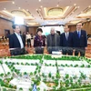 Các đại biểu xem mô hình dự án đáng sống được giới thiệu tại diễn đàn. (Ảnh: PV/Vietnam+)