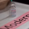 Vaccine Spikevax ngừa COVID-19 của Moderna. (Ảnh: AFP/TTXVN)