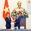 Chủ tịch Quốc hội Trần Thanh Mẫn trao Nghị quyết, tặng hoa cho Tổng Thư ký Quốc hội Lê Quang Tùng. (Ảnh: Doãn Tấn/TTXVN)