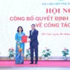 Ông Lê Minh Hưng, Ủy viên Bộ Chính trị, Bí thư Trung ương Đảng, Trưởng Ban Tổ chức Trung ương trao Quyết định của Bộ Chính trị cho bà Nguyễn Thị Tuyến. (Ảnh: Phương Hoa/TTXVN)