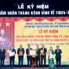 Lãnh đạo tỉnh An Giang và tỉnh Kiên Giang nhận Quyết định xác lập kỷ lục Việt Nam tôn vinh kênh Vĩnh Tế: “Kênh đào thủ công trong khu vực biên giới dài nhất Việt Nam.” (Ảnh: Thanh Sang-TTXVN)