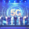 Các đại biểu nhấn nút khai trương kinh doanh dịch vụ 5G tại Lào. (Ảnh: Đỗ Bá Thành/TTXVN)