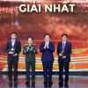 Trưởng Ban Tuyên giáo Trung ương Nguyễn Trọng Nghĩa và Chủ nhiệm Tổng cục Chính trị Quân đội nhân dân Việt Nam Trịnh Văn Quyết trao giải Nhất cho các tác giả. (Ảnh: An Đăng/TTXVN)