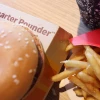 Số ca nhiễm vi khuẩn E.coli liên quan đến sản phẩm burger kẹp thịt Quarter Pounder của McDonald’s đã tăng lên 75 trường hợp. (Nguồn: Getty Images)