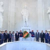 Thủ tướng Phạm Minh Chính và Phu nhân đặt hoa tại Khu tưởng niệm Lãnh đạo lập quốc Dominicana. (Ảnh: Dương Giang/TTXVN)