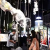 Người dân Thủ đô tham quan, trải nghiệm tại Lễ hội thiết kế sáng tạo. (Ảnh: Quốc Khánh/TTXVN)