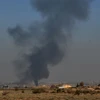 Khói bốc lên sau cuộc không kích của Israel xuống căn cứ quân sự Mazzeh ở ngoại ô Damascus, Syria. (Ảnh: THX/TTXVN)
