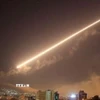 Hệ thống phòng không Syria đánh chặn tên lửa của Israel gần thủ đô Damascus. (Ảnh: IRNA/TTXVN)