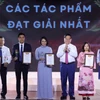 Trưởng Ban Tuyên giáo Trung ương Nguyễn Trọng Nghĩa, Phó Trưởng Ban Chỉ đạo 35 Trung ương trao giải Nhất cho các tác giả, nhóm tác giả. (Ảnh: Văn Điệp/TTXVN)