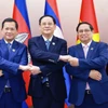 Thủ tướng Phạm Minh Chính cùng Thủ tướng Lào Sonexay Siphandone và Thủ tướng Campuchia Hun Manet. (Ảnh: Dương Giang/TTXVN)