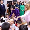 Bà Nguyễn Thị Minh Nguyệt, Phu nhân Chủ tịch nước Lương Cường và bà Desislava Radeva, Phu nhân Tổng thống Bulgaria Rumen Radev phát quà cho các học sinh trường Mầm non chất lượng cao Việt-Bun. (Ảnh: Phạm Kiên/TTXVN)