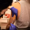 Nhân viên y tế tiêm vaccine phòng bệnh đậu mùa khỉ cho người dân. (Ảnh: THX/TTXVN)