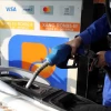 Mua bán xăng, dầu tại một điểm kinh doanh của Petrolimex. (Ảnh: Trần Việt/TTXVN)