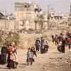 Người dân Palestine sơ tán tránh xung đột xuống vùng ngoại ô phía Nam thành phố Gaza. (Ảnh: AFP/TTXVN)