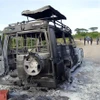 Chiếc ôtô bị đốt cháy trong vụ tấn công tại Công viên quốc gia Nữ hoàng Elizabeth thuộc huyện Kasese, Uganda. (Ảnh: THX/TTXVN)