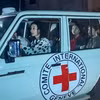 Xe của Ủy ban Chữ thập Đỏ Quốc tế (ICRC) tiếp nhận các con tin được Phong trào Hồi giáo Hamas trả tự do sau thỏa thuận ngừng bắn tại Gaza. (Ảnh: AFP/TTXVN) 