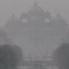 Sương mù bao phủ tại New Delhi, Ấn Độ. (Ảnh: AFP/TTXVN)